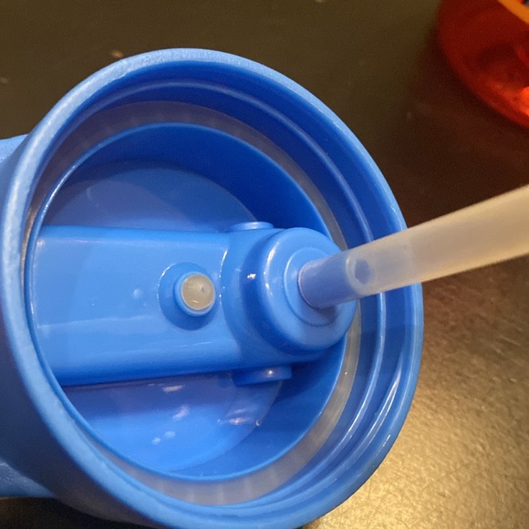 Wonder Woman plastic reusable sip top water bottle with carry handle 25oz - Picture 8 of 9